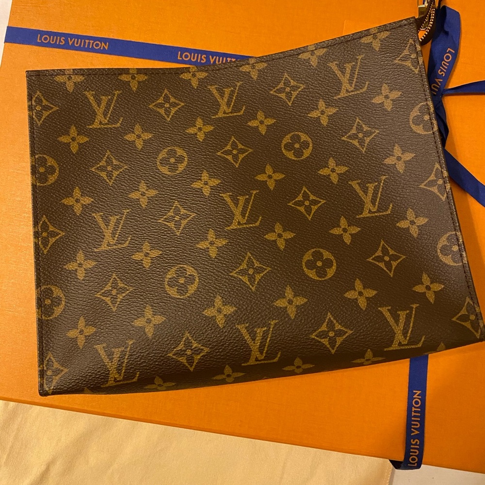 Louis Vuitton Toiletry 26